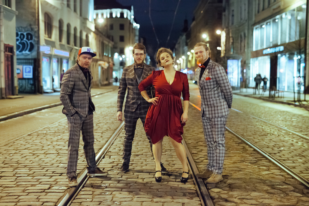 Katrīna Dimanta ar domubiedriem izdod kaislīgai mīlestībai veltītu dziesmu “Pipars”.