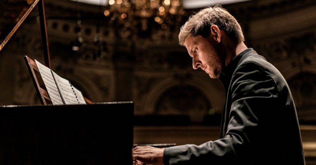 Pianists Kristians Bezeidenhauts un "Sinfonietta Rīga" uzstāsies Lielajā ģildē.