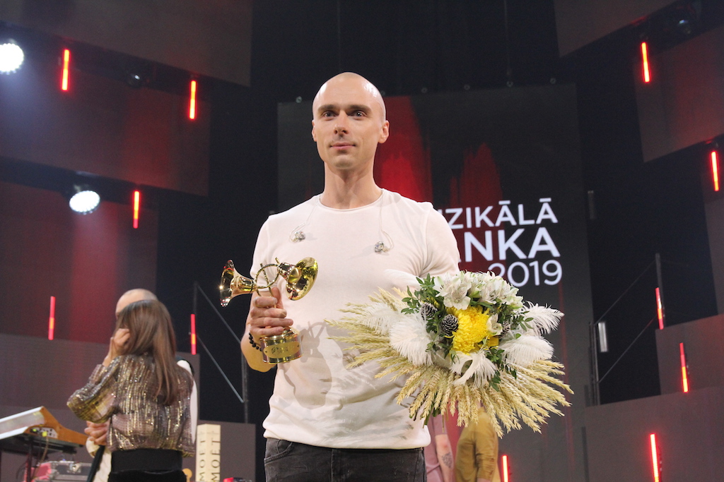 Muzikālās bankas gada vērtīgākās dziesmas titulu ieguvusi Dona izpildītā dziesma “Es nāktu mājās”.