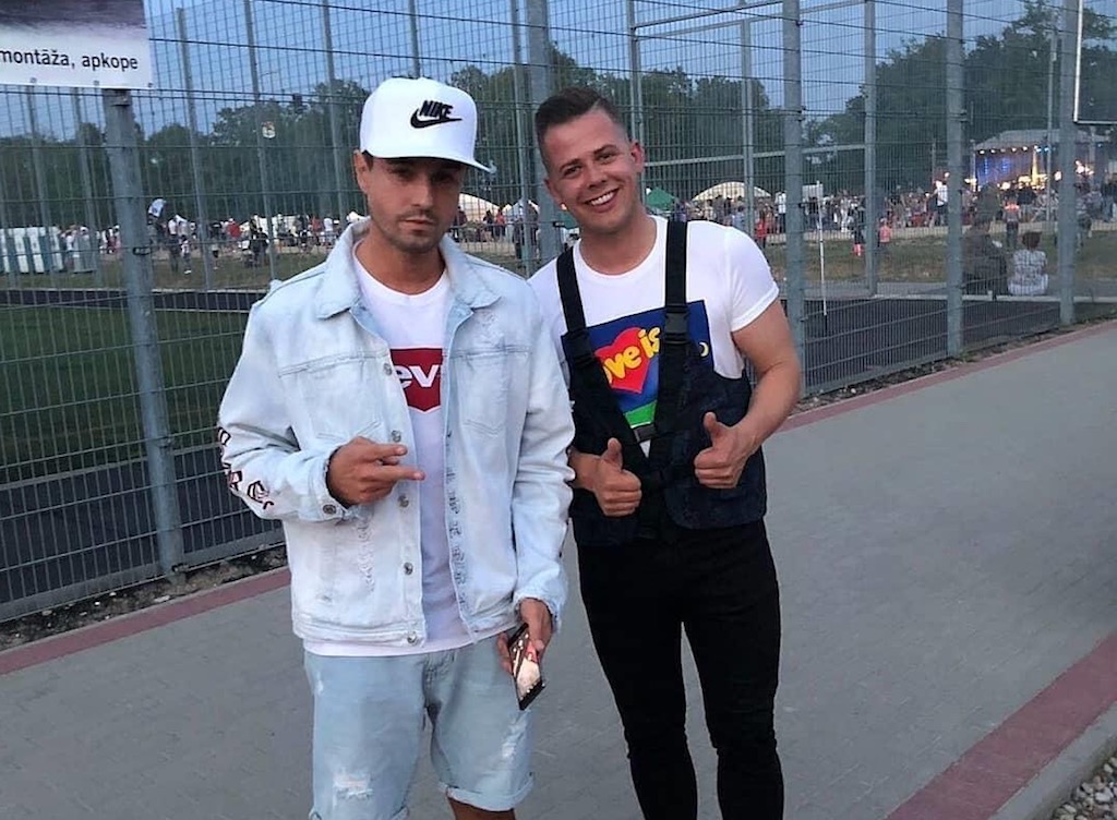 Aivo Oskis un Rassell nāk klajā ar sirsnīgu dziesmu “Ieskaties dvēselē”.