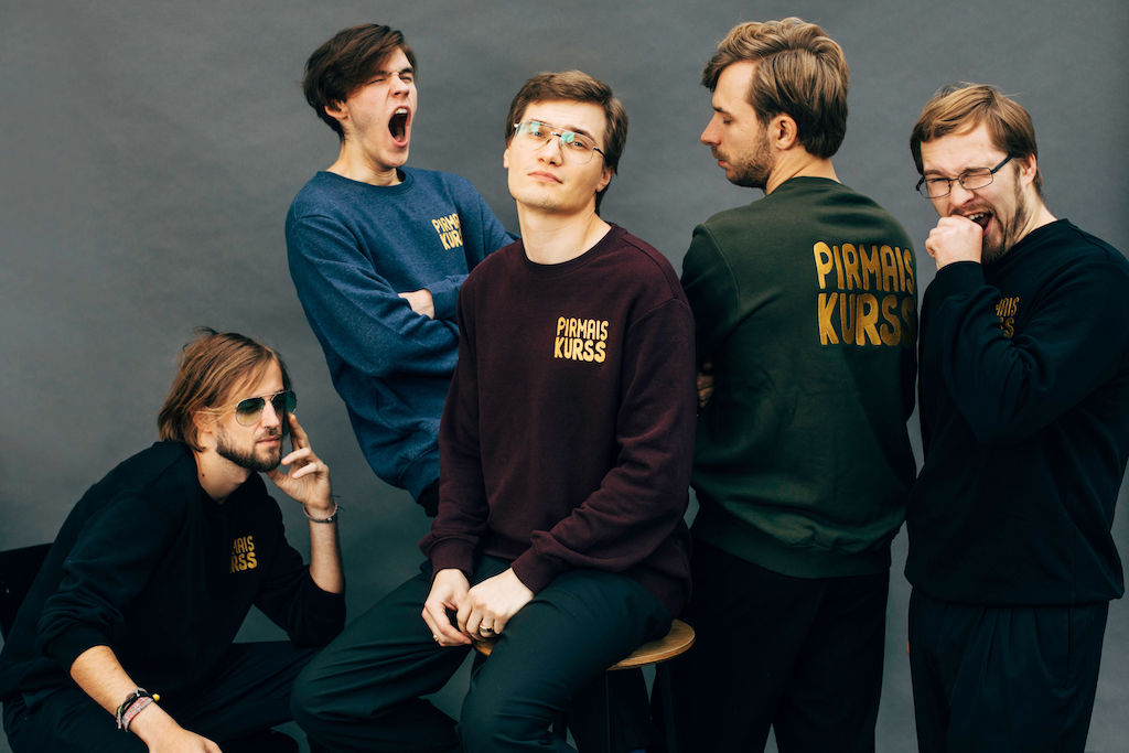 Humorroka grupa "Pirmais kurss" izdod singlu "Mīlestība sāp".