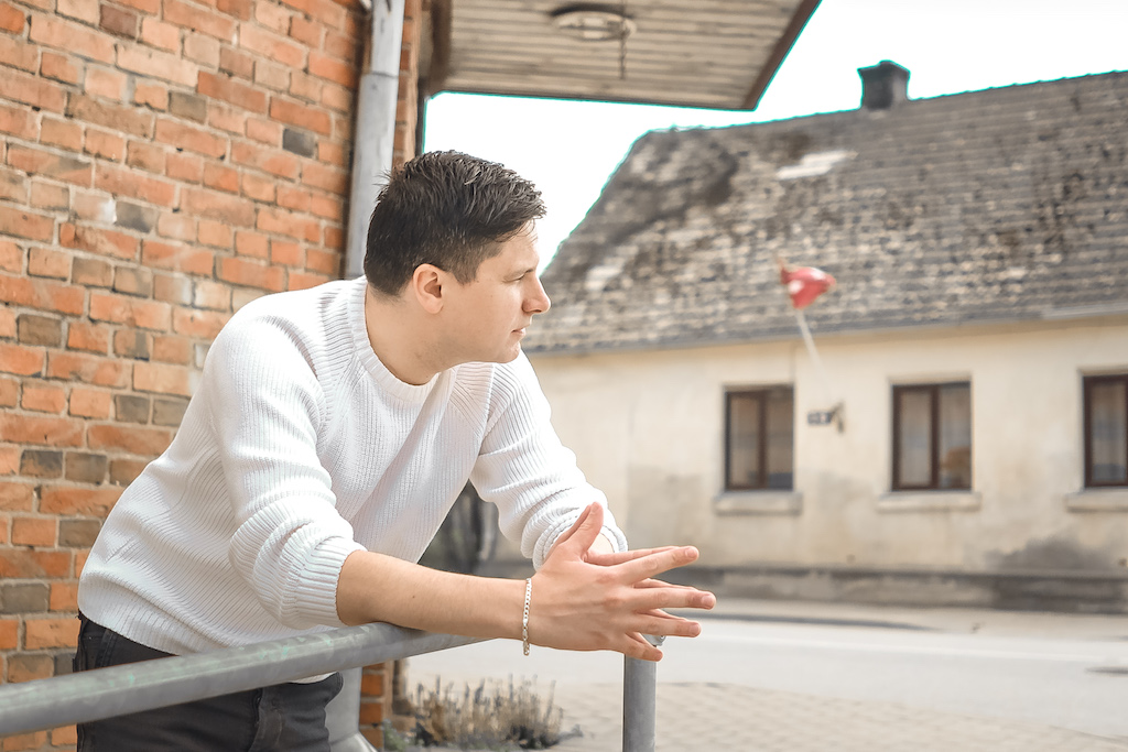 Andris Ērglis publicē videoklipu dziesmai “Un tā vēl līdz rītam”.