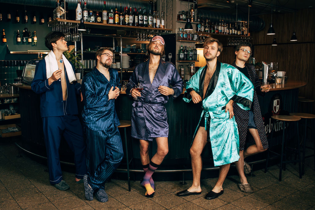 Humorroka grupa "Pirmais kurss" izdod singlu "Sekotājs".