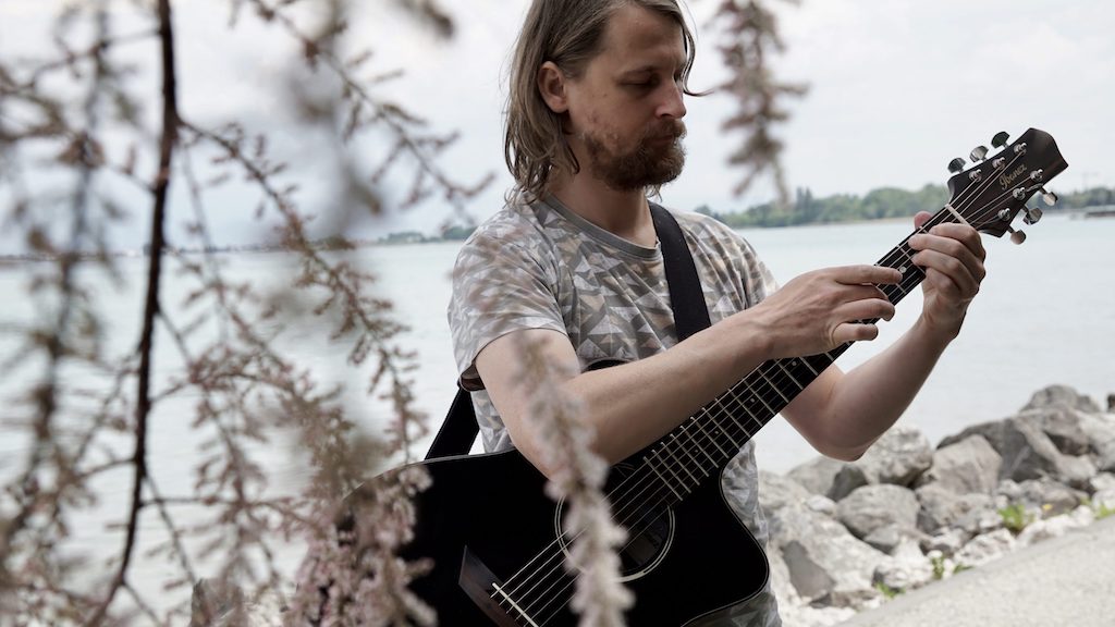 Ģitārists Reinis Jaunais laidis klajā savu devīto albumu “Vārdi”