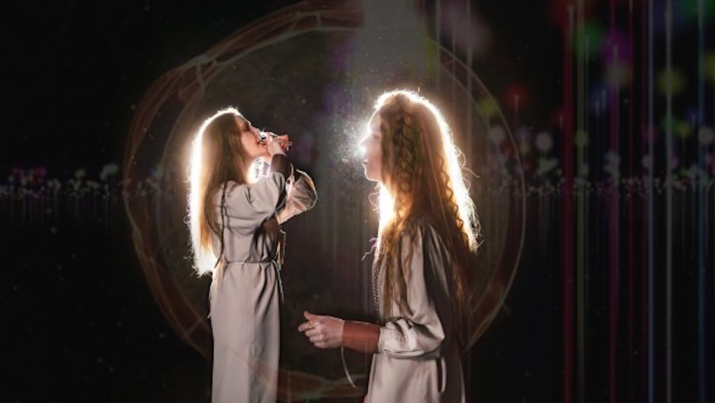 Duets “Sinerģija” laidis klajā meditatīvu singlu “Gaismu tumsā”