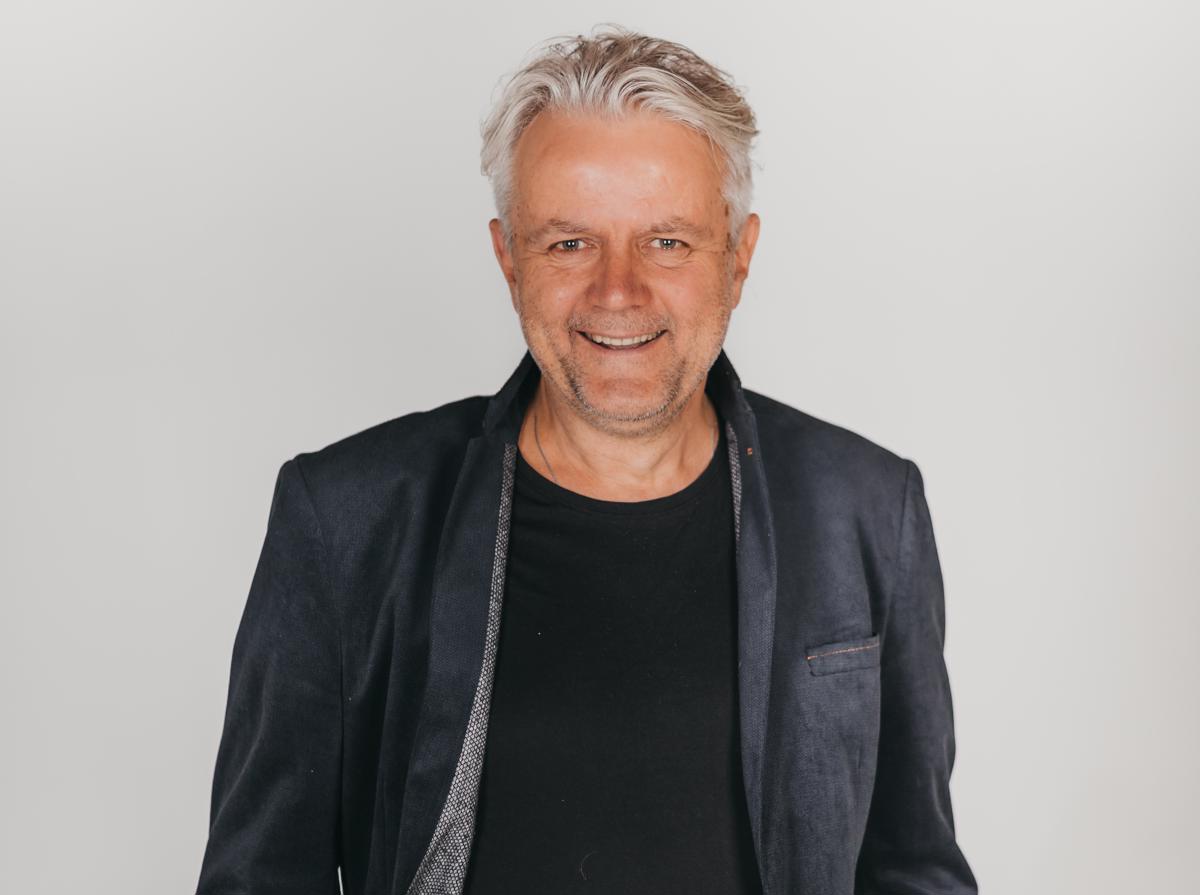 Helvijs Stengrevics izdot aizkustinošu dziesmu “Tā ir bijis”